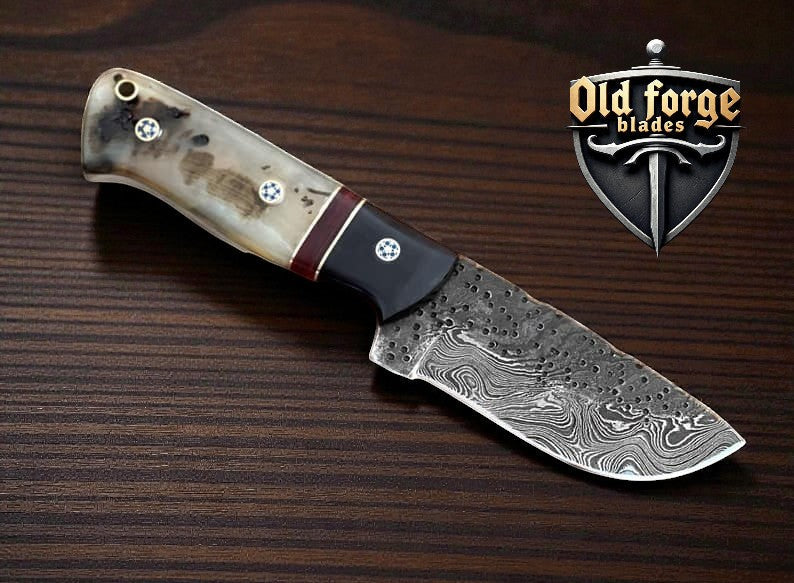 Handmade Damascus Cutlery Hunting Knife with Horn Handle